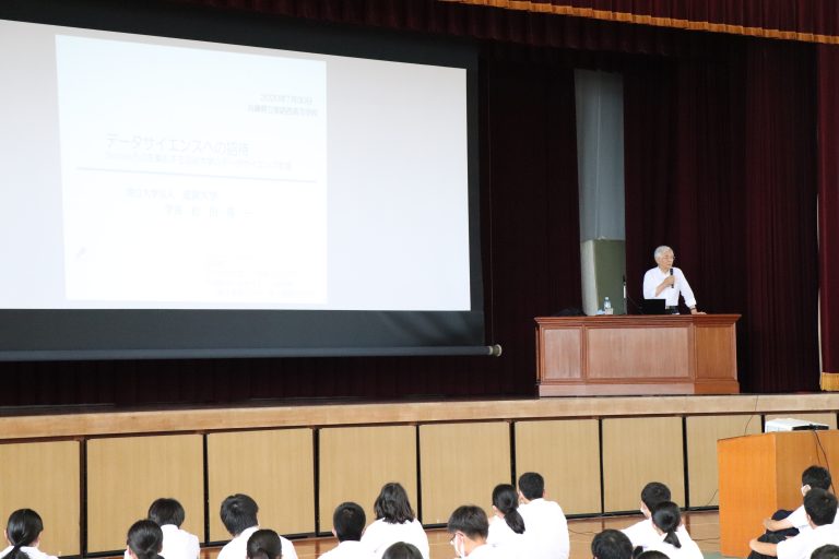 後輩生徒に向けて講演を行う位田学長