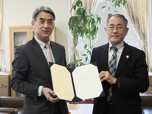 （左から）国立教育政策研究所・浅田和伸所長、竹村彰通学長