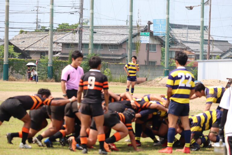 スクラムを組むラグビーの様子