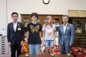 （左から）江島副知事、アンナさん、カテリーナさん、須齋正幸 理事・副学長