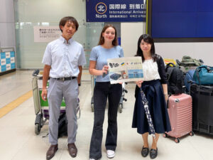 関西国際空港に到着したマルガリータさん（中央）