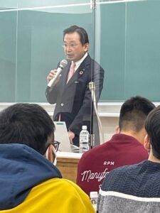 学生の前で講義をしている小林氏