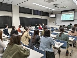 真剣に話を聴く学生たち