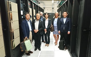 スーパーコンピューターが設置された部屋で