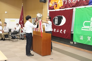 和歌山大学へ学長杯が渡された