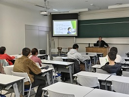 寅野先生の説明を聞く留学生たち