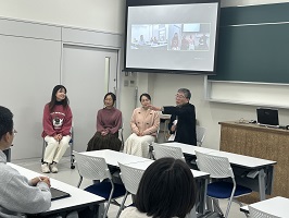 3人の学生に話を聞く様子