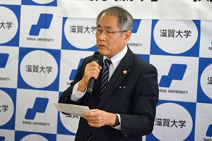 挨拶する竹村学長