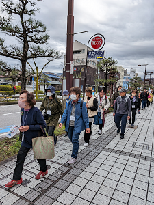 彦根市役所前の通りを歩く様子