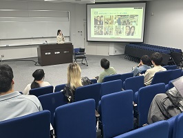 会場で発表する学生