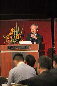 講演する竹村学長