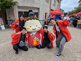 カモンちゃん俱楽部の学生たちと