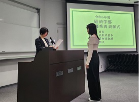 代表者へ学部長が表彰状授与