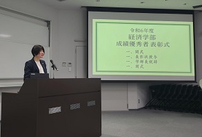激励スピーチをする能登学部長