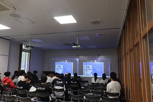 講堂の別の部屋で