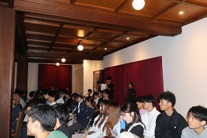 質問する学生