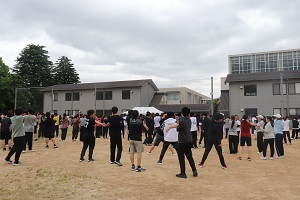 準備体操をしている