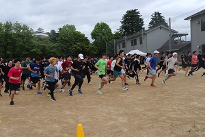 スタートする学生たち