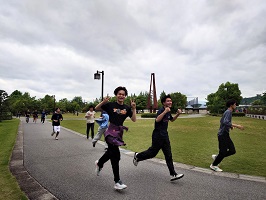 笑顔を見せピースする学生