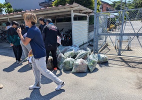 袋いっぱいの草