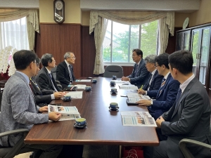 学長室での懇談の様子