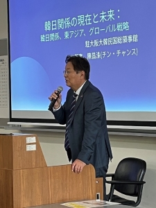 講演を行う陳総領事