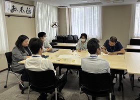 円になって話し合う様子