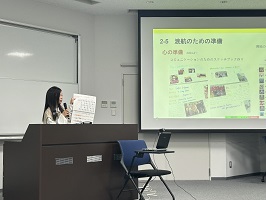 渡航のための準備を説明している様子