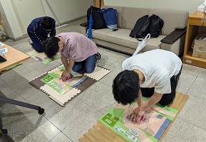 心肺蘇生を練習する学生たち