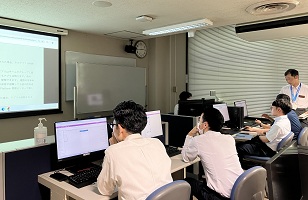 説明を聴く様子