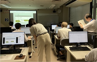 講師が確認している様子