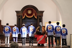 壇上で法被の背中を披露
