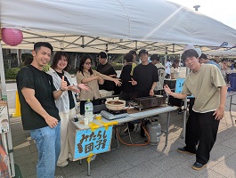 笑顔でみたらしを売る学生たち