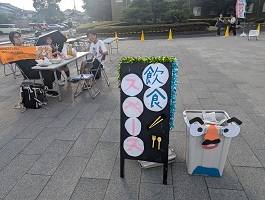 用意したゴミ箱には顔が付いている