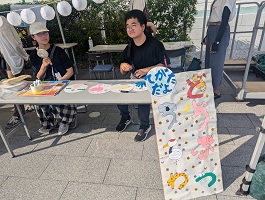 手形で動物の形を作ったうちわ