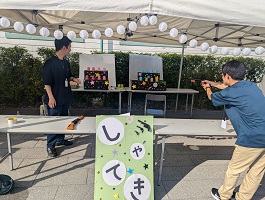 紙コップを狙って