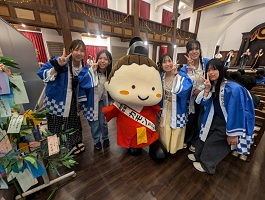 講堂にカモンちゃん登場