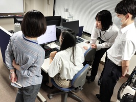 集まって確認する様子
