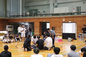 体育館でAEDを体験する学生たち