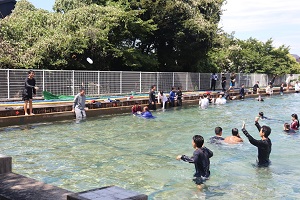 溺れている人にペットボトルを投げる練習