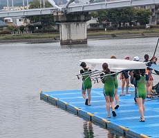 ボートを運ぶ選手たち
