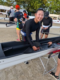 砂浜にボートを運んだ後