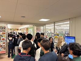 扉の外まで続く行列