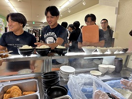 次々と並べられていくご飯茶碗