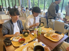 大のご飯を食べる学生たち