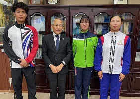 学長室で記念撮影