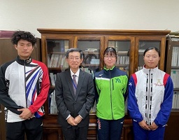 理事室で記念撮影