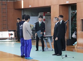 学長へ優勝杯返還