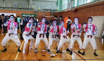 「鬼滅の刃」猗窩座(あかざ)のコスプレをする学生たち