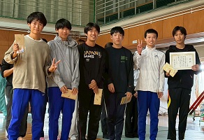 男子一位の学生たち